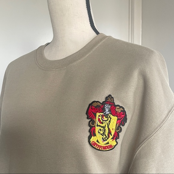 🆕 Harry Potter Gryffindor House Crest embroider patch beige tan sweater medium - Picture 5 of 6